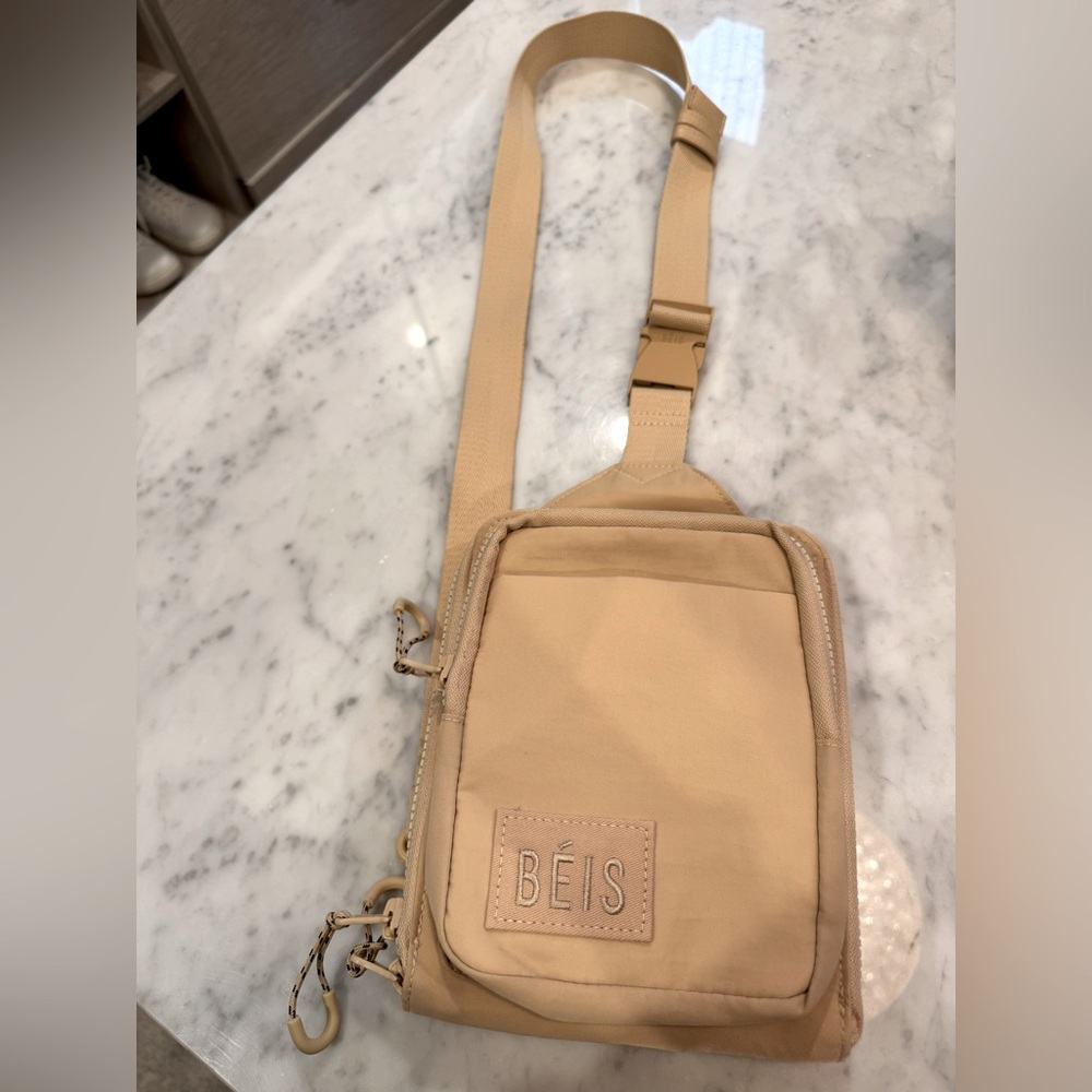 Beis the sport sling in beige